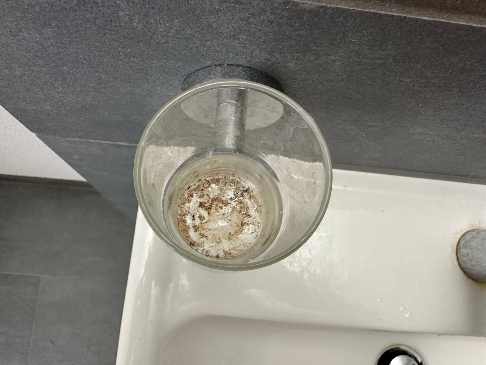 Glas im Bad before professional service