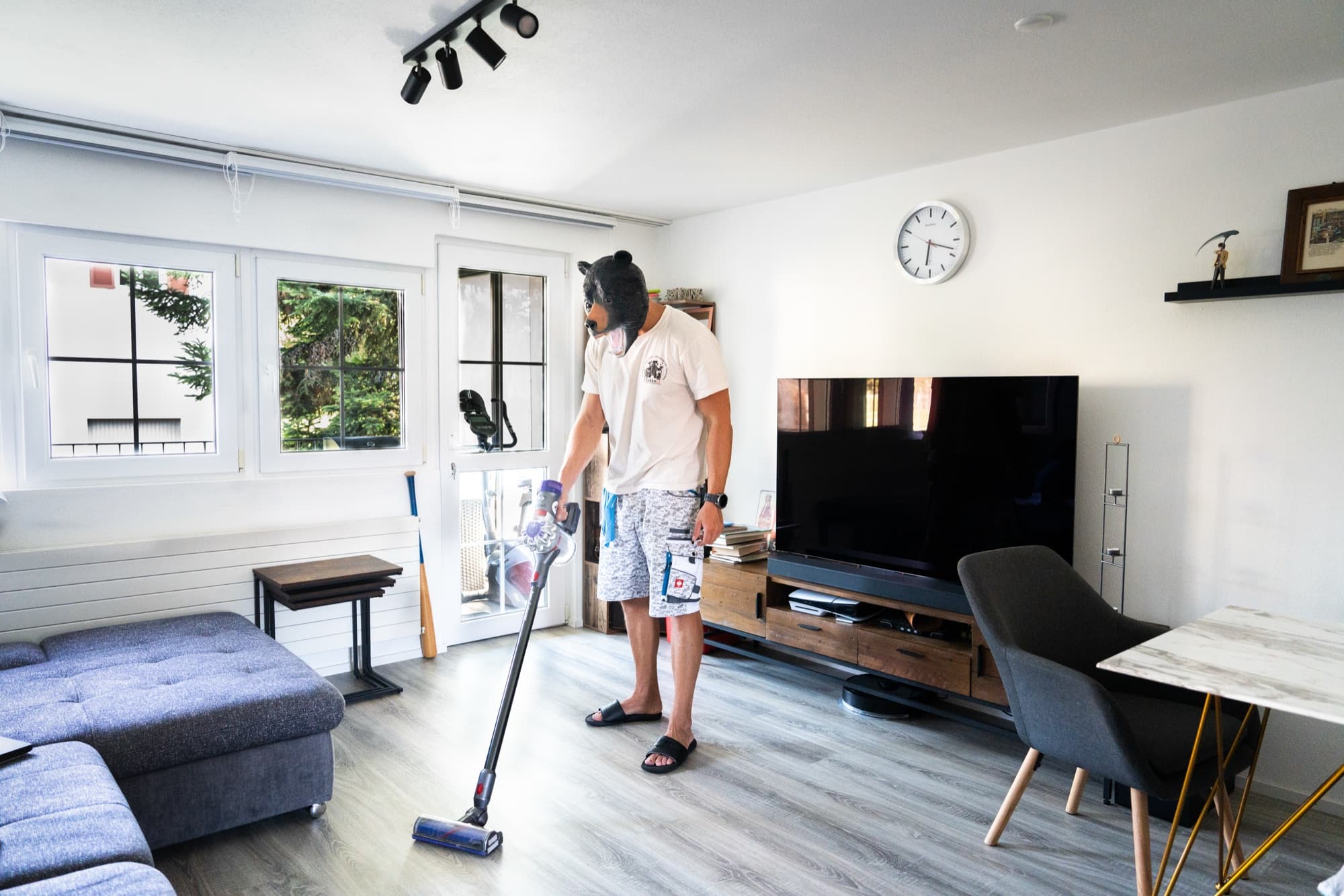 Reinigungskraft bei der Arbeit in einem hellen, modernen Zuhause