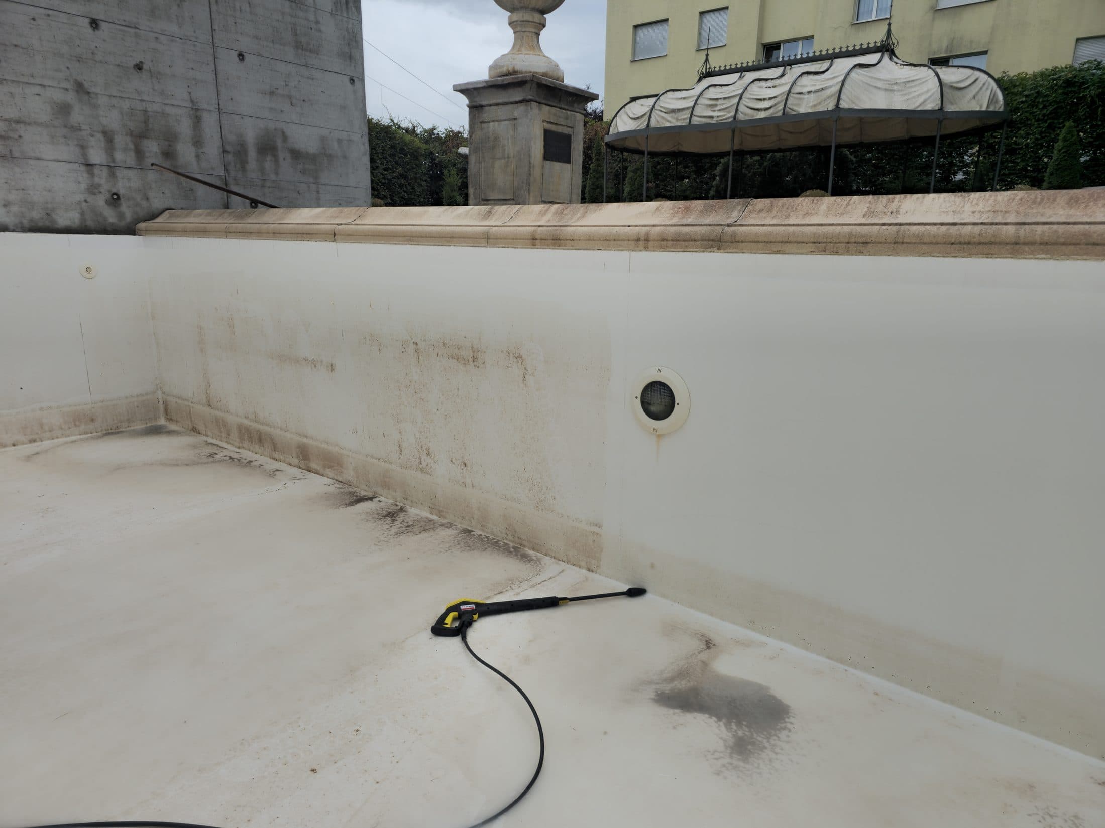Poolreinigung before professional service